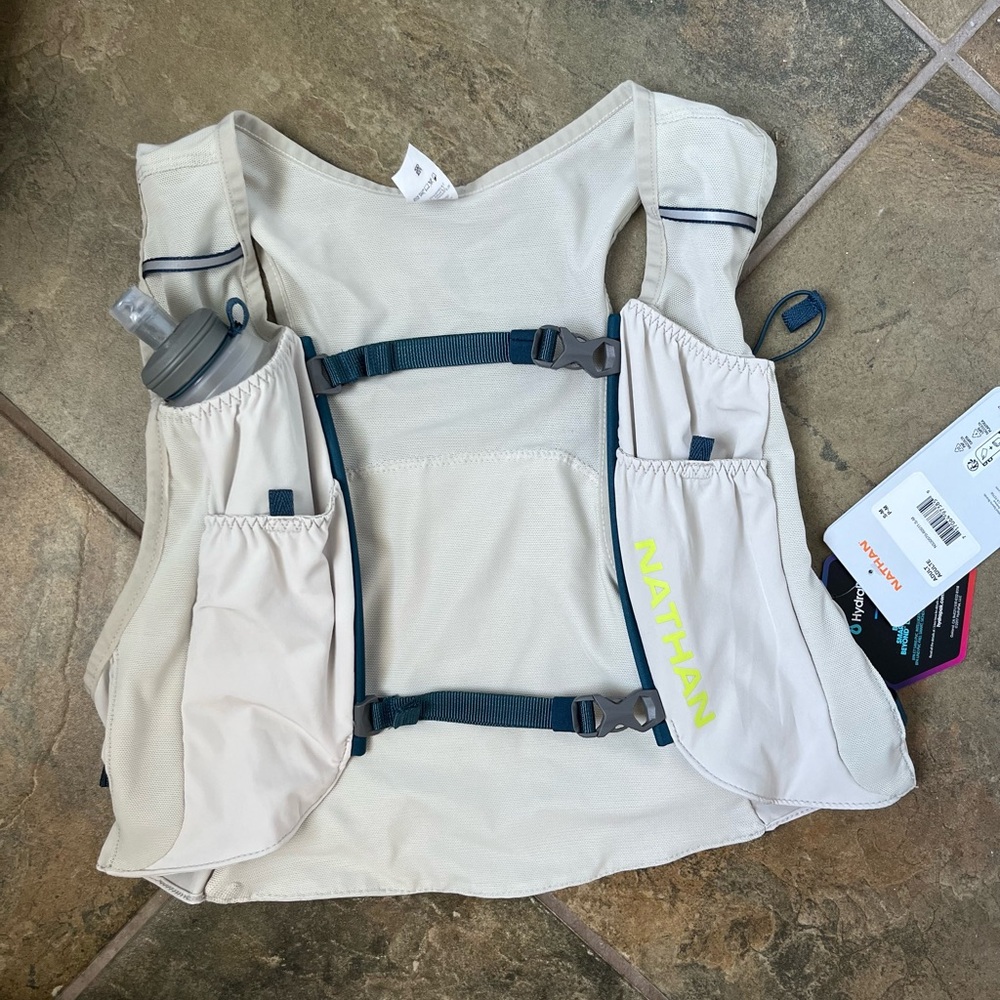 NATHAN Grey UNISEX Pinnacle FeatherLite 1.5 Liter Hydration Running Vest S/M